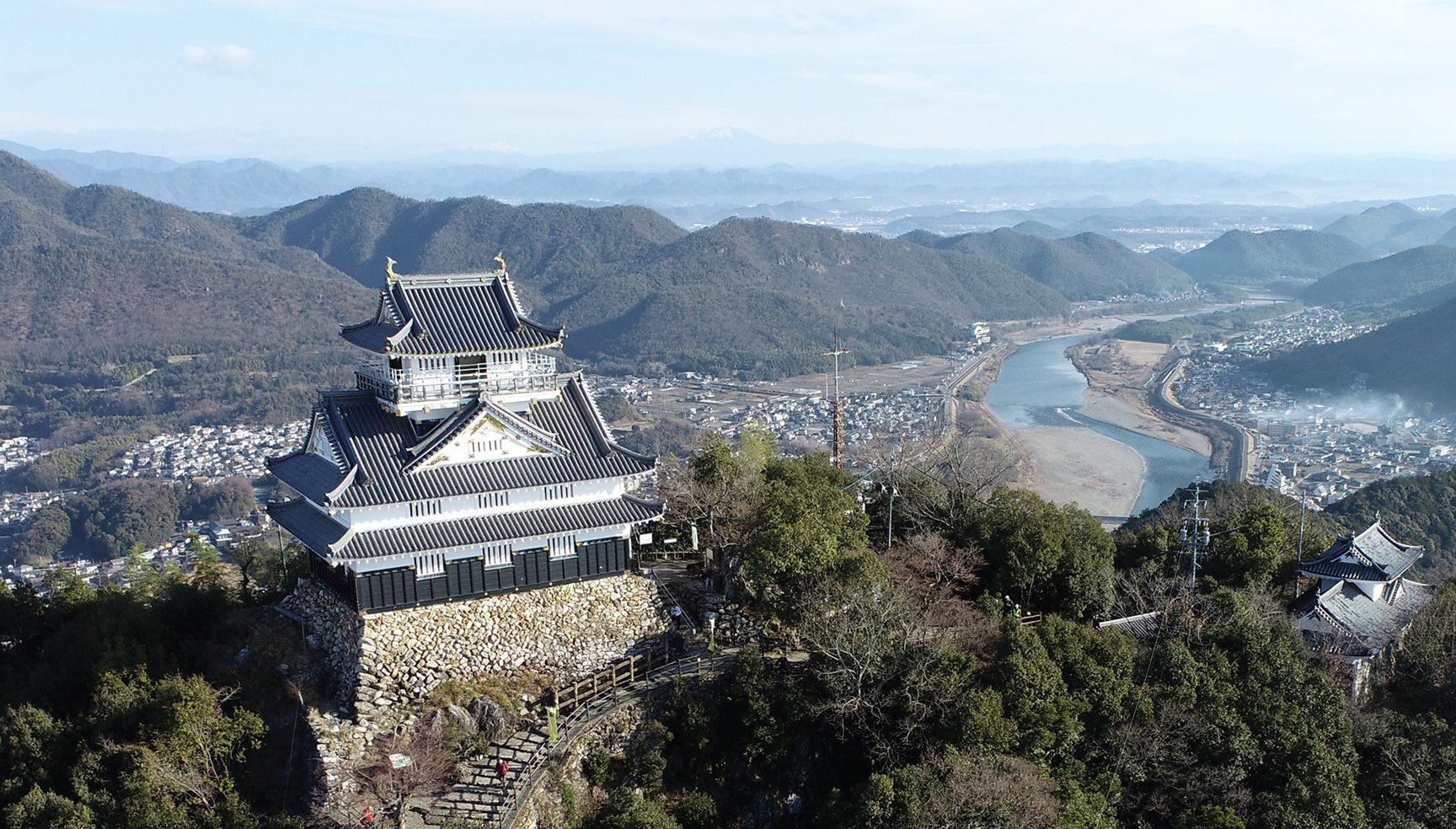 地域の街並みと山々の風景